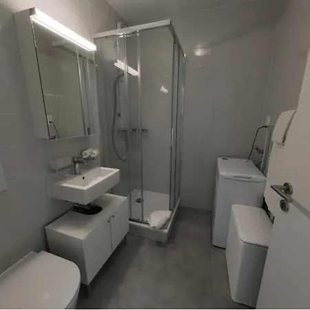 Modern 1 Bedroom With Balcony & Parking Cfalcea ניון